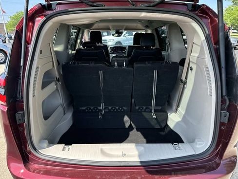 Used 2023 Chrysler Pacifica Touring-L FWD image 14