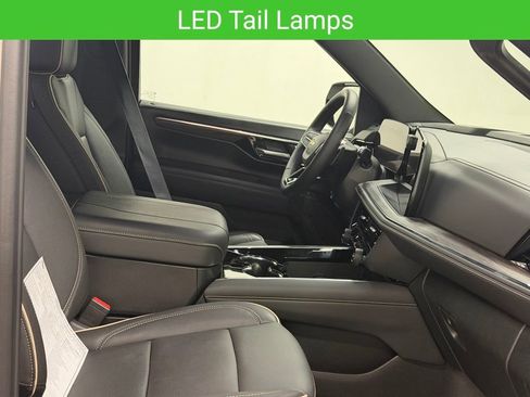 Used 2025 Chevrolet Suburban Premier AWD/4WD image 28
