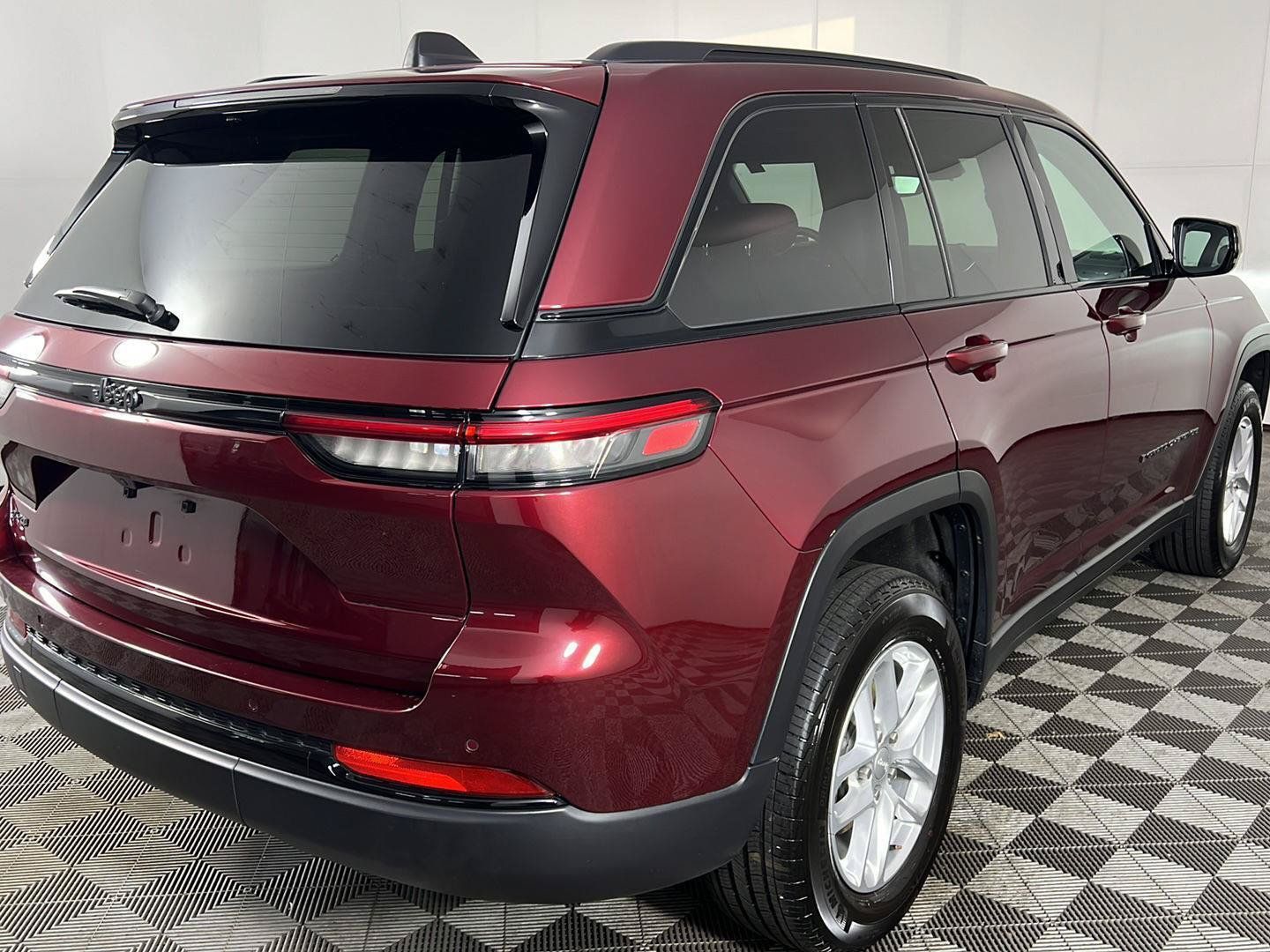 Used 2024 Jeep Grand Cherokee Altitude AWD/4WD image 17