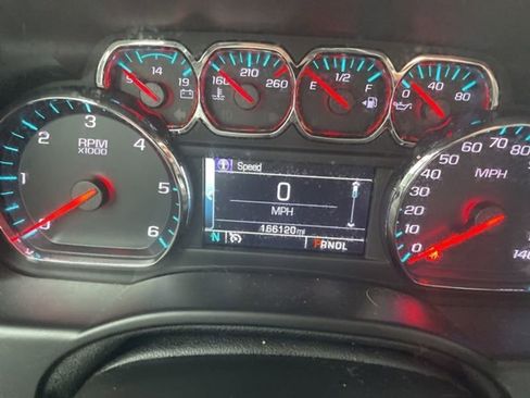 Used 2019 Chevrolet Suburban LT w/ Luxury Package image 8