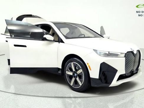 Used 2023 BMW iX xDrive50 w/ Sport Package AWD/4WD image 11