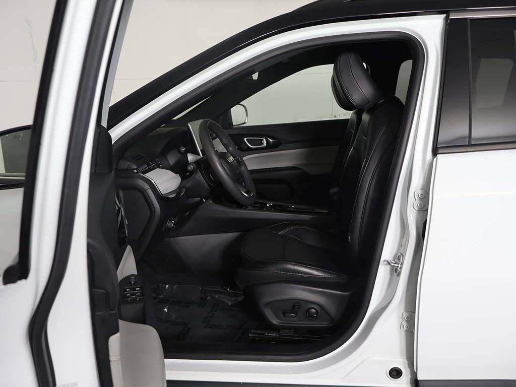 Used 2023 Jeep Compass Limited w/ Sun and Sound Group AWD/4WD image 30