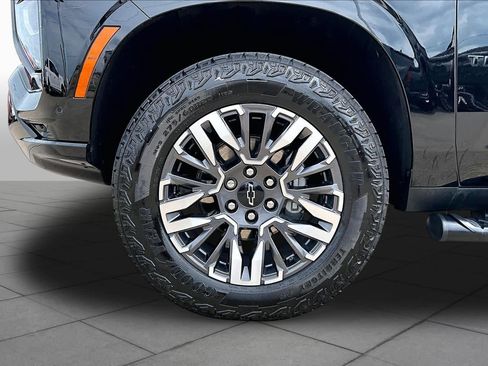 Used 2026 Chevrolet Tahoe Z71 w/ Comfort Package AWD/4WD image 11