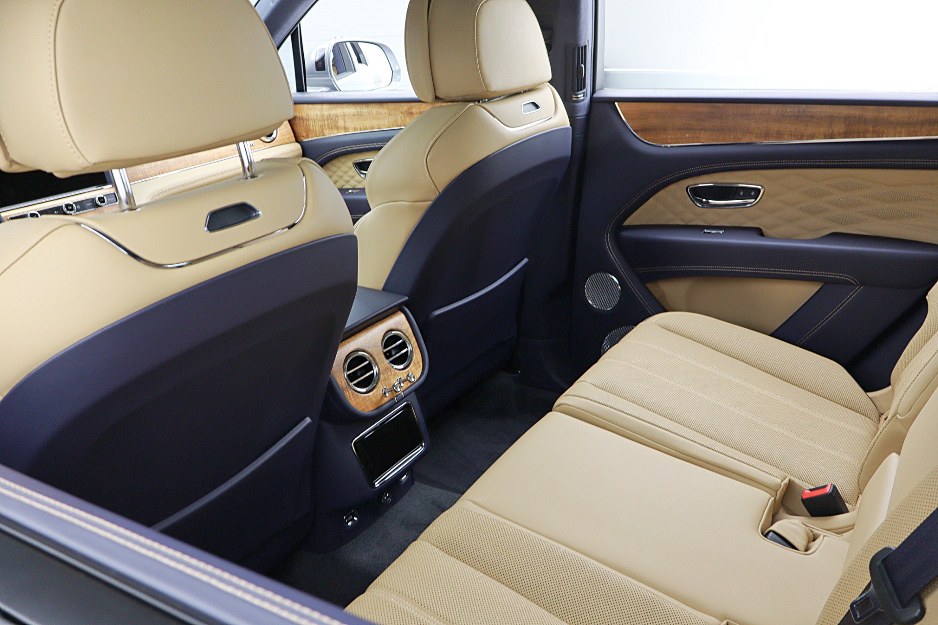 Used 2025 Bentley Bentayga AWD/4WD image 34