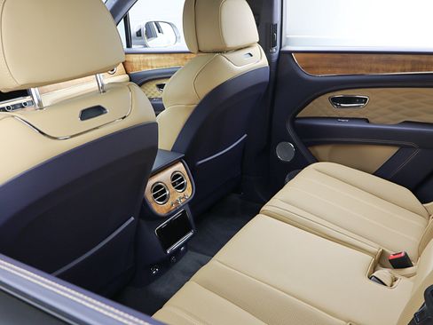 Used 2025 Bentley Bentayga AWD/4WD image 34