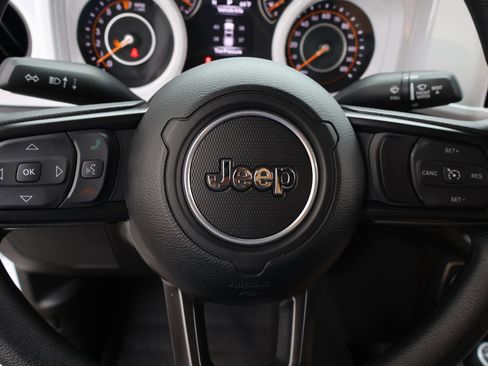 Used 2025 Jeep Gladiator Sport image 22