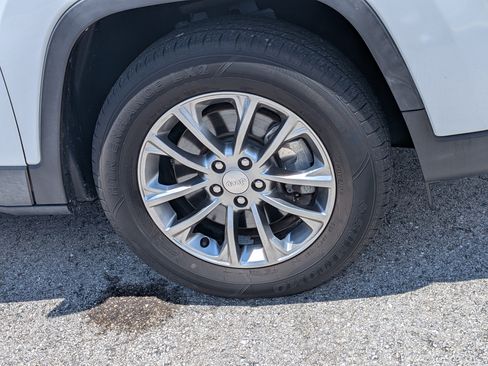 Used 2019 Jeep Cherokee Latitude Plus AWD/4WD image 11
