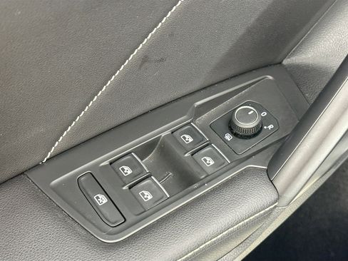 Used 2022 Volkswagen Tiguan SE image 17