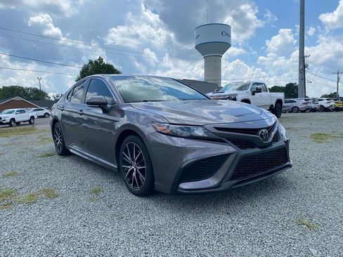 Used 2022 Toyota Camry SE image 1