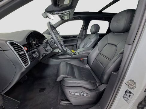 Certified 2019 Porsche Cayenne E-Hybrid AWD/4WD image 5