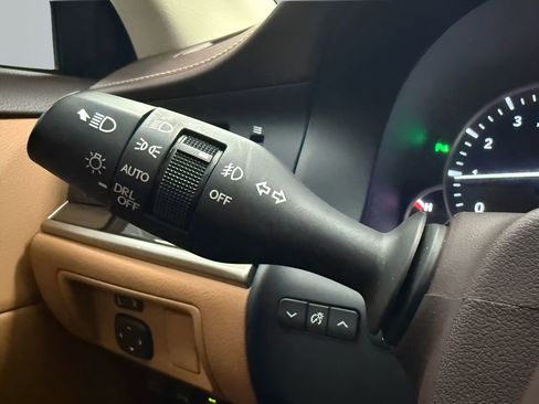 Used 2018 Lexus ES 350 w/ Luxury Package w/Wood Trim image 18