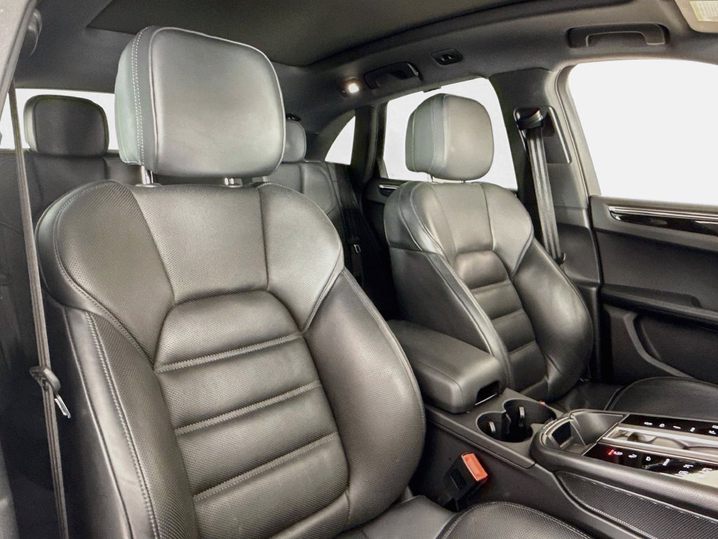 Certified 2024 Porsche Macan AWD/4WD image 18
