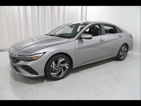 Certified 2025 Hyundai Elantra Limited FWD image 3