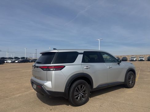 Used 2023 Nissan Pathfinder S image 18