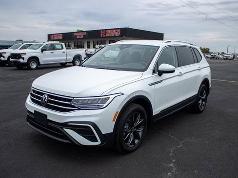 Used 2023 Volkswagen Tiguan SE image 3