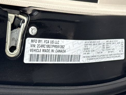 Used 2023 Chrysler Pacifica Touring-L FWD image 21