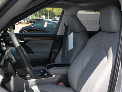 New 2026 Toyota Highlander Limited AWD/4WD image 7