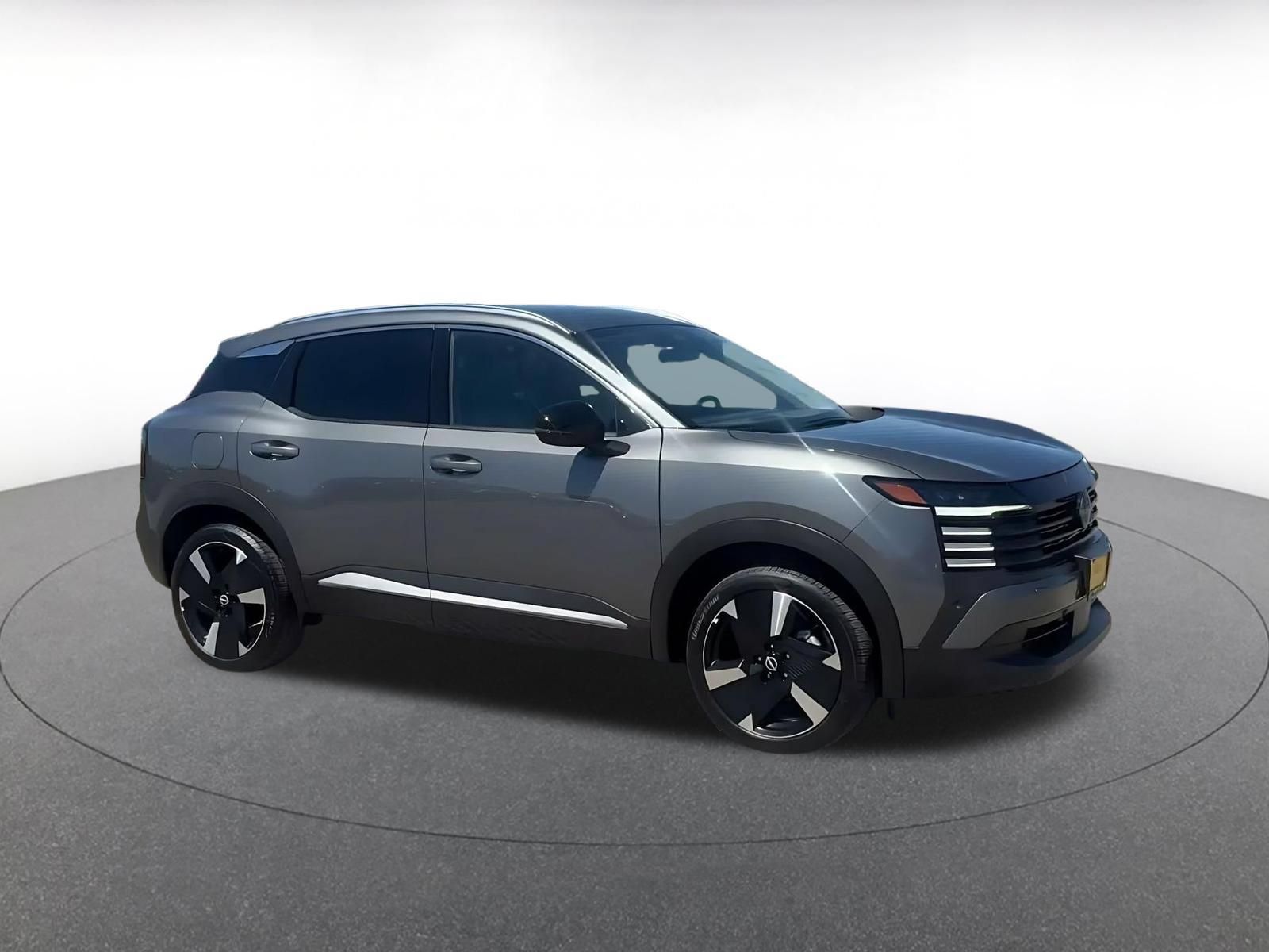 Used 2026 Nissan Kicks SR AWD/4WD image 2