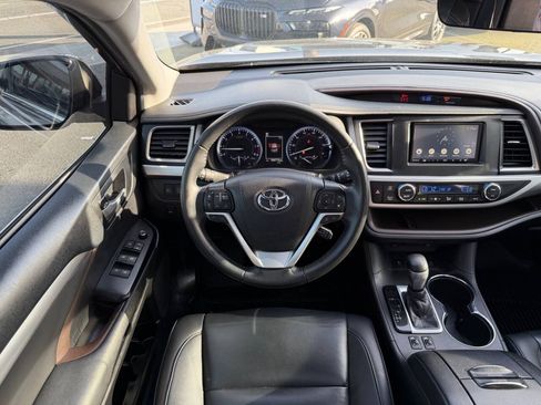 Used 2019 Toyota Highlander XLE AWD/4WD image 24