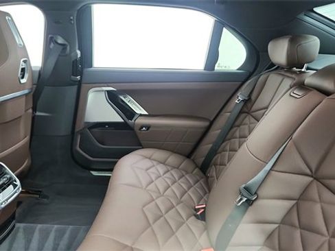Used 2024 BMW 740i image 28