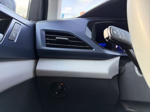 Certified 2023 Volkswagen Taos SE w/ Panoramic Sunroof Package image 19