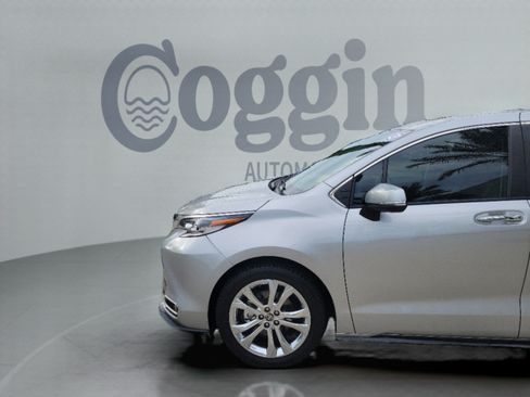 Used 2023 Toyota Sienna Platinum FWD image 31