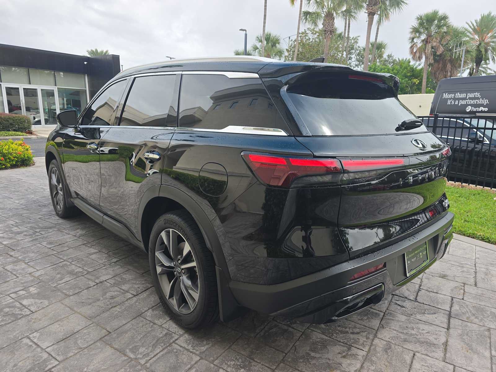 Certified 2024 INFINITI QX60 Luxe w/ Vision Package FWD image 6