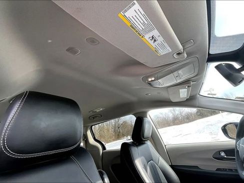 Used 2024 Chrysler Pacifica Touring-L FWD image 22
