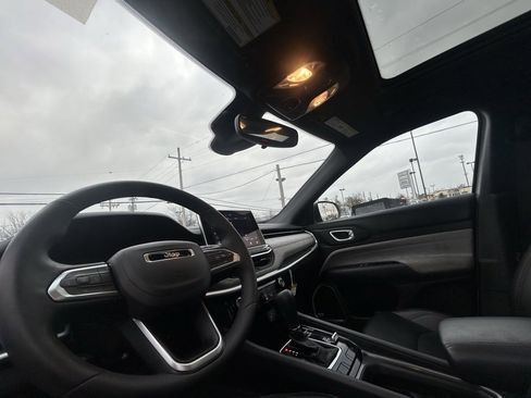 Used 2024 Jeep Compass Latitude w/ Sun and Sound Group image 16