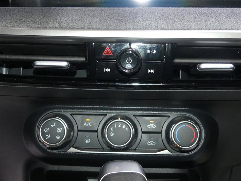 Used 2025 Nissan Kicks SV AWD/4WD image 36