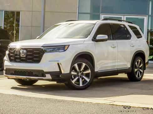 Used 2025 Honda Pilot Elite image 1