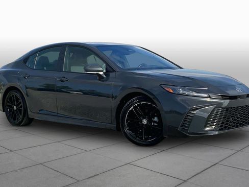 Used 2025 Toyota Camry SE FWD image 3