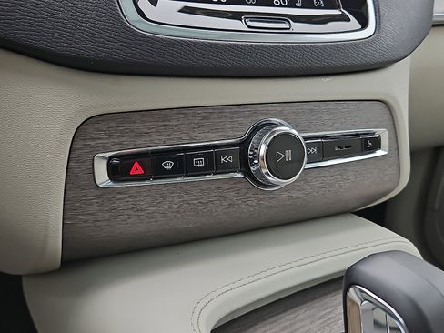 Certified 2023 Volvo XC90 B6 Plus image 16