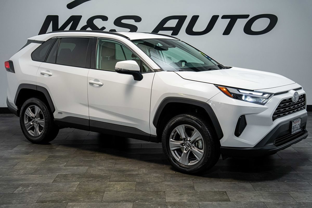 Used 2024 Toyota RAV4 LE AWD/4WD image 7
