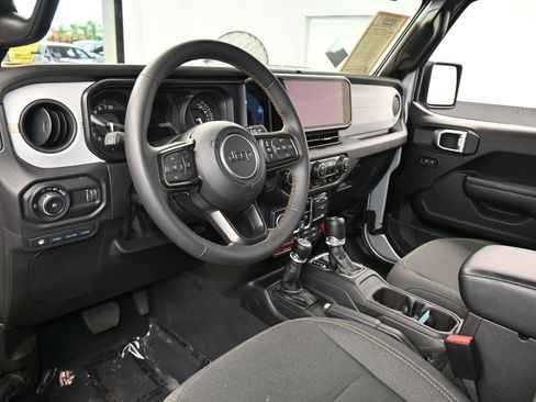 Used 2024 Jeep Wrangler Unlimited image 10