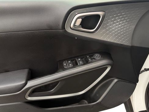 Used 2023 Kia Soul LX image 14