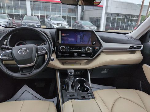 Used 2023 Toyota Highlander XLE AWD/4WD image 12