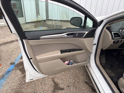 Used 2019 Ford Fusion SE FWD image 9