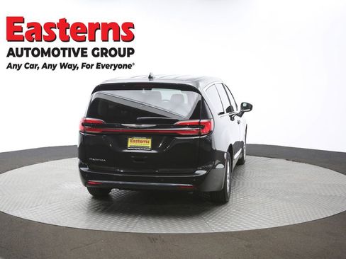 Used 2023 Chrysler Pacifica Touring-L image 37