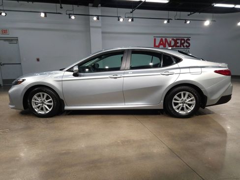 Used 2025 Toyota Camry LE w/ Convenience Package FWD image 4