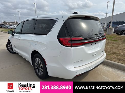 Used 2024 Chrysler Pacifica Limited FWD image 5