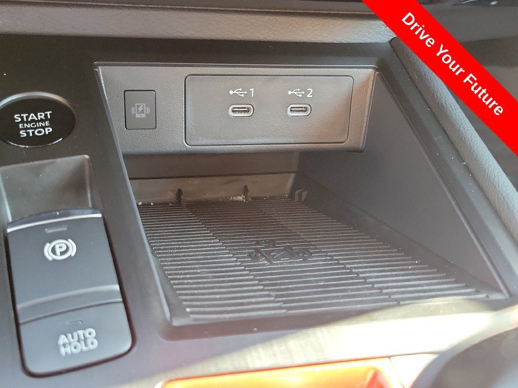 Used 2025 Nissan Kicks SR AWD/4WD image 13