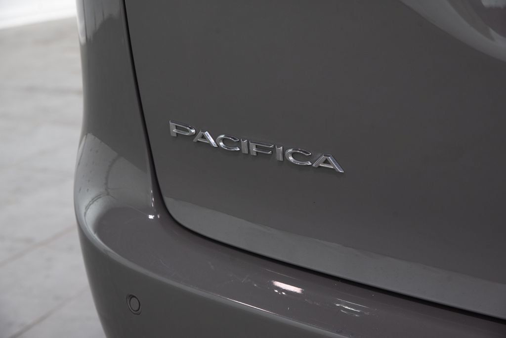 Used 2023 Chrysler Pacifica Touring-L FWD image 12