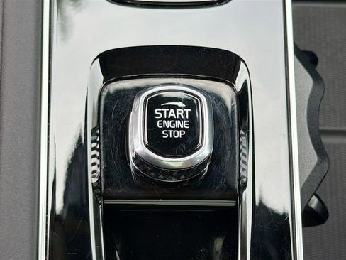 Used 2025 Volvo XC90 B5 Plus image 38