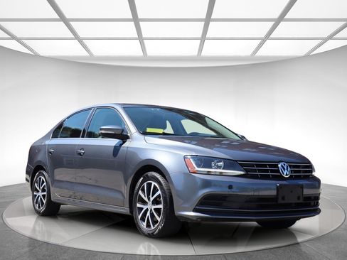 Used 2018 Volkswagen Jetta SE FWD image 3