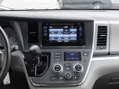 Used 2017 Toyota Sienna LE image 23