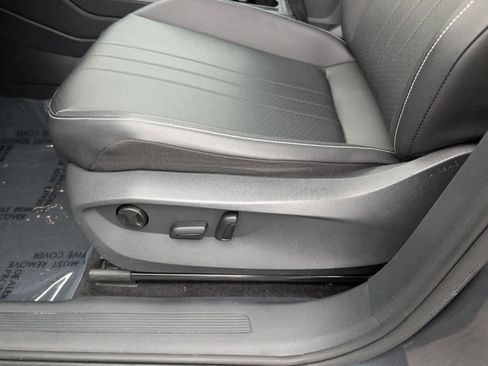 Used 2023 Volkswagen Tiguan SE image 18