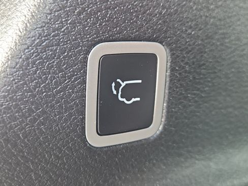 Used 2025 Chrysler Pacifica Limited FWD image 28