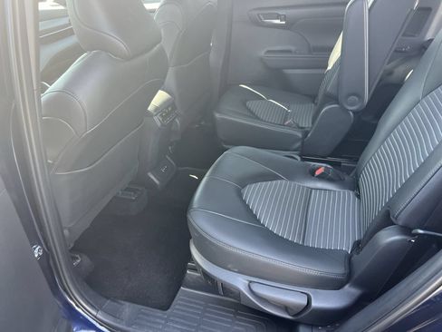 Used 2025 Toyota Highlander XSE AWD/4WD image 32