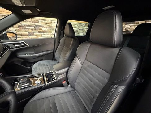 Used 2023 Mitsubishi Outlander SE image 12